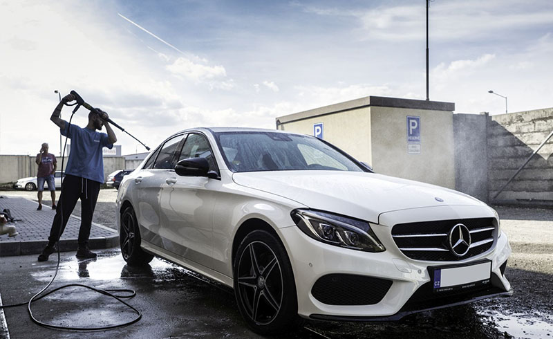Ruční mytí exteriéru automobilu