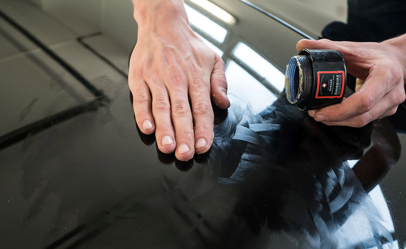 nanášení vosku rukou na automobil