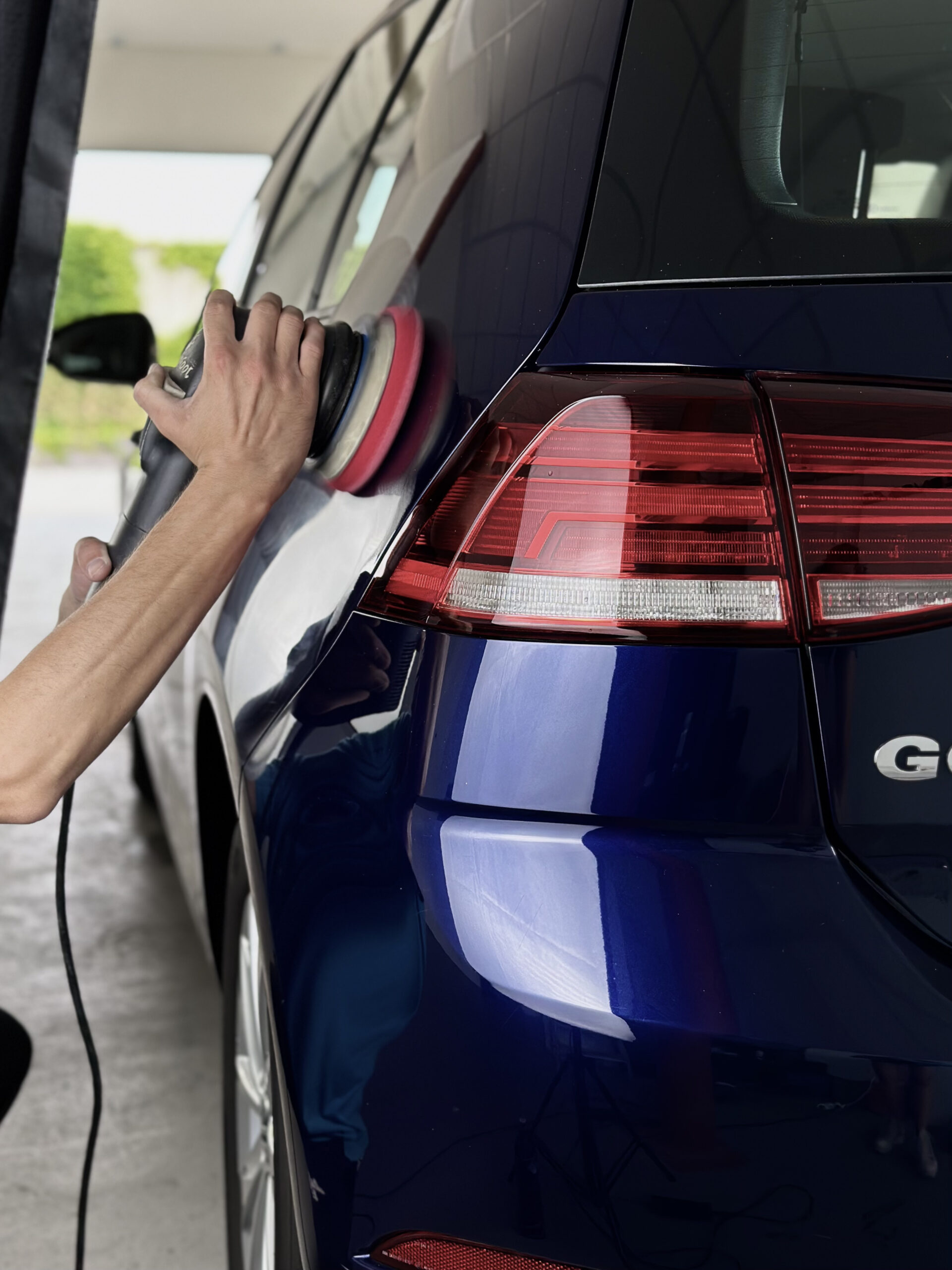 Voskování laku automobilu